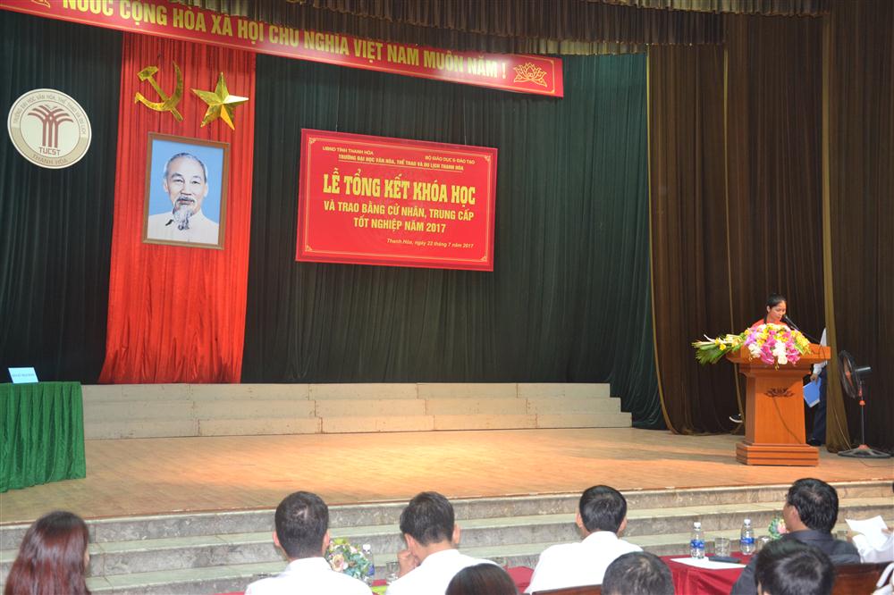 Tân cử nhân Nguyễn Thị Nga - lớp Đại học Thanh Nhạc K1 phát biểu cảm tưởng tại buổi lễ